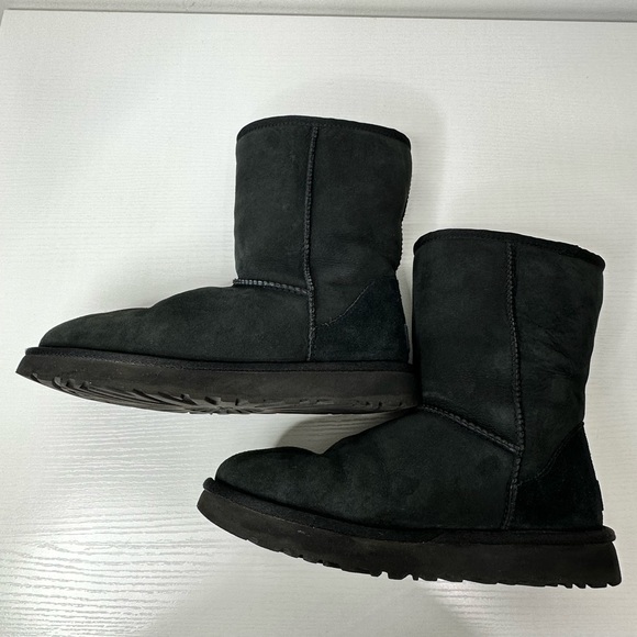 UGG Women’s Classic Short II Size 8 - Picture 10 of 12
